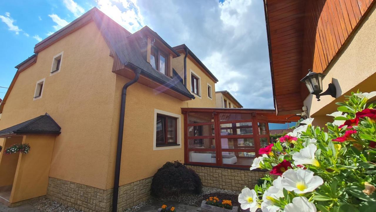 Rodinny Dom "Ako Doma" Veľký Slavkov Esterno foto